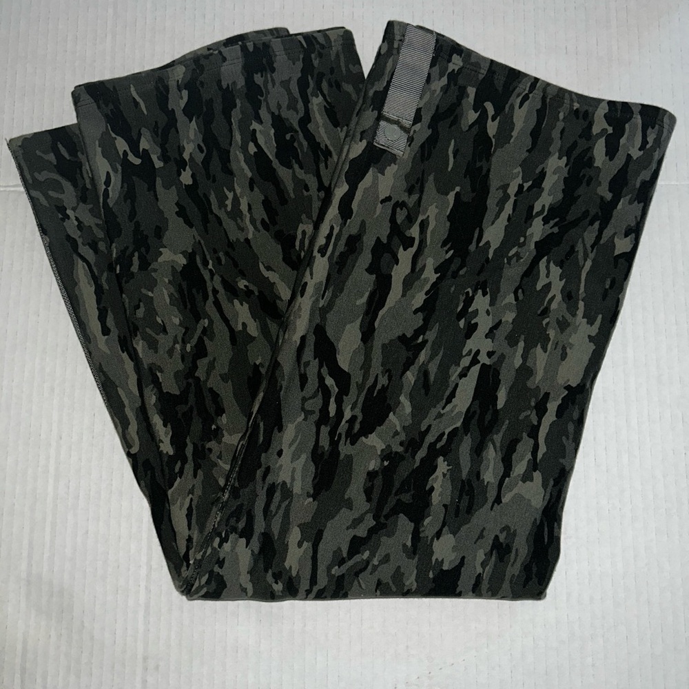 Lululemon Vinyasa Scarf Camo Green - Picture 3 of 6
